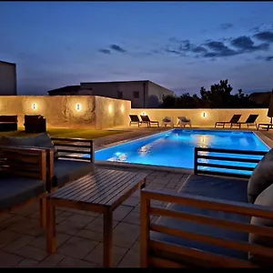  Apartment Lucy Apartments With Heated Pool & Free Private Parking
